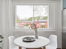 Keittiöön mahtuu hyvin ruokapöytä