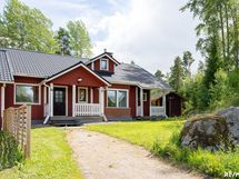 Keskellä sisäänkäynti, oikealla pieni vilvoitteluterassi.
