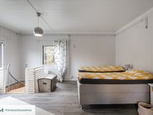 makuuhuoneesta vie portaat alakertaan