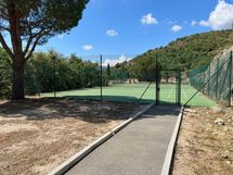 Lomakylässä on myös yksityinen tenniskenttä asukkaiden vapaassa käytössä