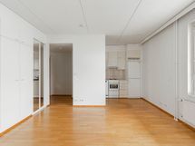 Edessä eteinen ja keittiönurkkaus