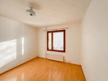 Iso huone idän puolelle. Huoneessa laminaattilattiat ja tapetoidut seinät.