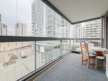 Tilava lasitettu parveke.