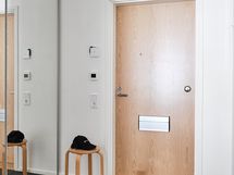 Eteisessä suuri peililiukuovikaapisto