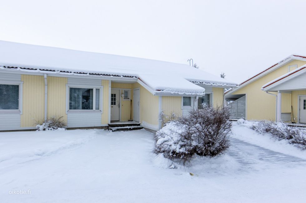 Asunnon viihtyisä etupiha.