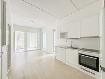 Keittiö on hyvin varusteltu energiatehokkaalla induktioliedellä ja astianpesukoneella.