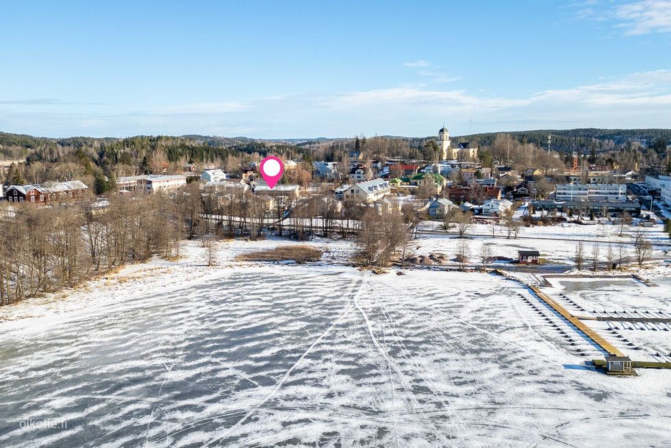 Järvi aivan vieressä
