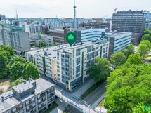 Läpitalon päätyhuoneisto kahdessa ylimmässä kerroksessa