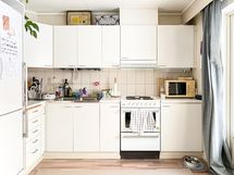 Kaksi isoa tiskiallasta helpottaa tiskaamista.