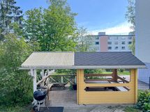 Taloyhtiön pihalla on grillikatos!