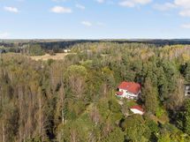 Upea kivitalo puhtaan luonnon keskellä