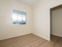 Makuuhuone 1, jonka yhteydessä vaatehuone