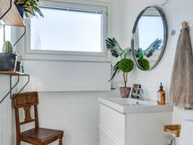 Yläkerran wc, korkea huonekorkeus viistokaton ansiosta