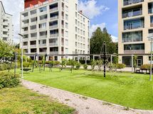 lasten leikkialue ja pergola istuskeluryhmien kera…