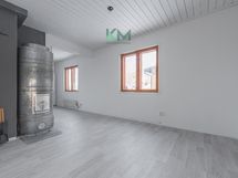 Olohuoneessa pönttöuuni