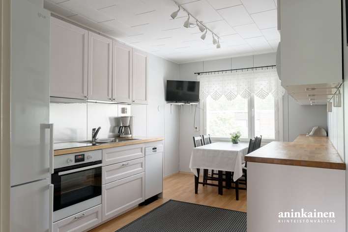 Omakotitalo, 4h+k+aula+wc+parveke+ph+kph/wc+s+2 varastoa+ kylmiö+ tekn.tila/ khh+ autotalli / 2 yksiötä+ liiketila, 110/360 m², Nummi – pohled 4