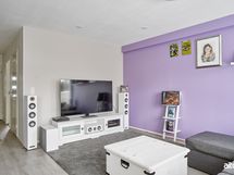 Olohuoneen seinä saanut pirteän sävyn pintaansa. Minkä maalivärin itse valitset?