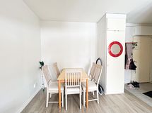 Alkoviin mahtuu vuode tai vaikka ruokapöytä.