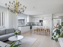 Kodin keskipisteenä on valoisa ja avara keittiön, ruokailutilan ja olohuoneen yhdistelmä.