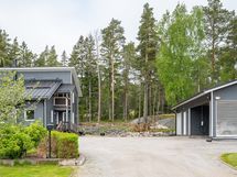 etupihalla kahden auton katos ja varastotilaa