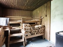 Saunassa puulämmitteinen kiuas tietenkin