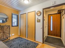 Eteisessä oven takana vaatekaappi, joten pysyy eteinen aina siistinä... miten ihanaa!