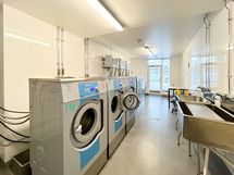 Osakkaan käytössä on hyvin varustettu pesutupa.