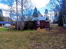 Saunarakennus rannan suunnasta