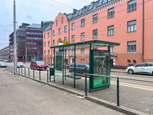 Raitiovaunu kulkee aivan taloyhtiön edestä.