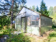 Viherhuone, jossa lattialämmitys, ilmalämpöpumppu sekä sauna