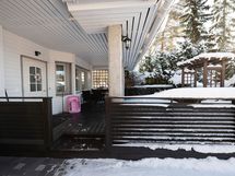 Sisäänkäynti näkymää, edessä tilava terassi