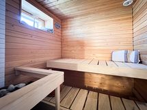 Oman saunan lämmössä on ihana rentoutua oman aikataulun mukaan. Ylimmässä kerroksessa myös saunatila