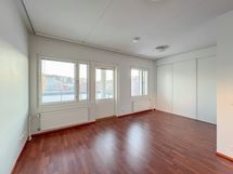 Valoisassa kodissa on ikkunoita kahteen suuntaan.