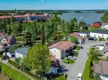 Meren läheisyys näkyy ja tuntuu.