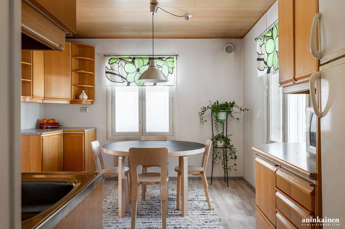 Omakotitalo, 4-(6h)+k+kph/wc+wc+vh+kuisti / piharakennus: autotalli+pihasauna+varasto, 102 m², Oriketo, Turku