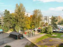 Parkkialue ja sähköauton hidaslataus mahdollisuus.