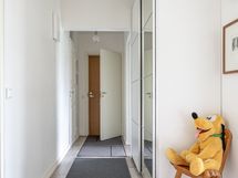 Eteisessä hyvin säilytystilaa, takit ja tykötarpeet menevät nätisti liukuovien taakse piiloon