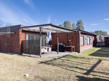 Valoisa ja suojaisa pihapiiri / skyddad och ljus gård