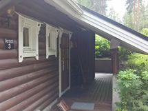 Mökin etupuoli ja etuovi