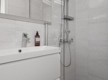 Pienempi kylpyhuone keittiön vieressä