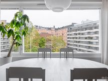 Ikkunoista kaunis näkymä korttelin sisäpihalle.