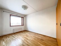 1. makuuhuone. Huoneeseen mahtuu hyvin parisänky. Ikkuna itään.