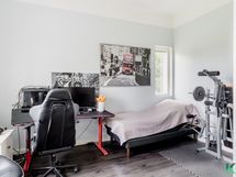 Yläkerran makuuhuone 2