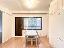 Tilava keittiö, josta kulku parvekkeelle.