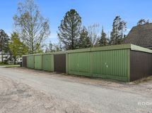 Autotallit myydään erikseen - Garage säljs separat