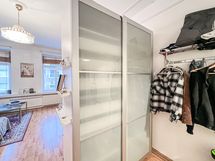 Eteisen yhteydessä on kaappitilaa.