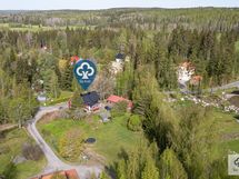 Kiinteistössä on iso piha ja rakennusoikeutta reilusti jäljellä.
