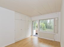Makuuhuone 1 kulku lasitetulle parvekkeelle