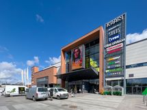 Kauppakeskus Kaari on parin minuutin kävelyn päässä.