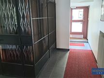 Rappukäytävästä on käynti sisäpihalle.